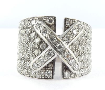 gros plan d'une bague avec des diamants sur fond blanc