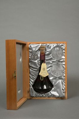 an image of a bottle of wine in a wooden case
