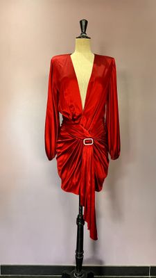 robe en satin rouge posée sur un présentoir à mannequin, avec une ceinture