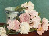 un tableau représentant des fleurs roses et blanches posées sur une table