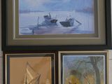 trois photos encadrées représentant des bateaux, accrochées au mur