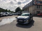 une voiture garée devant un immeuble devant lequel sont garées d'autres voitures