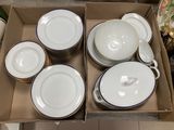 une boîte remplie d'assiettes et de bols