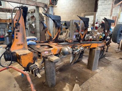 une photo d'un véhicule en cours de réparation dans un atelier