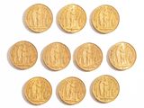six souverains d'or sont disposés en cercle sur une surface blanche