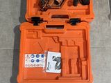 deux boîtes orange posées par terre, contenant des outils