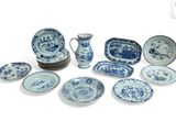 de nombreuses assiettes et vases bleus et blancs sur la table