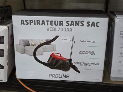 des cartons d'aspirateurs sur une étagère dans un magasin