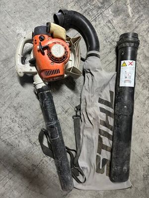 une photo montrant un souffleur et un tuyau posés par terre