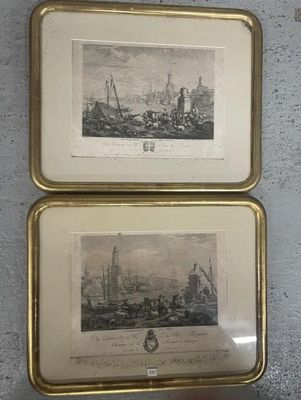 deux photos encadrées représentant des bateaux, accrochées au mur d'une pièce