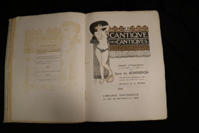 un livre ouvert sur lequel figure l'image d'une femme en robe