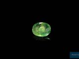 une tourmaline verte sur fond noir