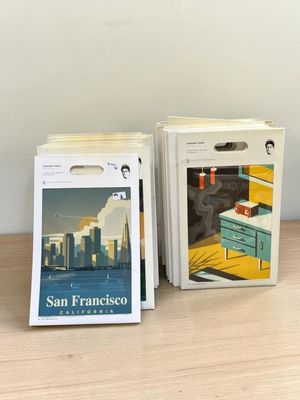 deux livres posés l'un à côté de l'autre sur une table en bois