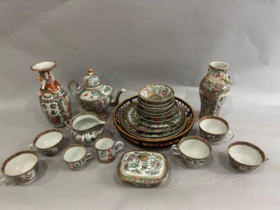 de nombreux types de poteries asiatiques sur la table