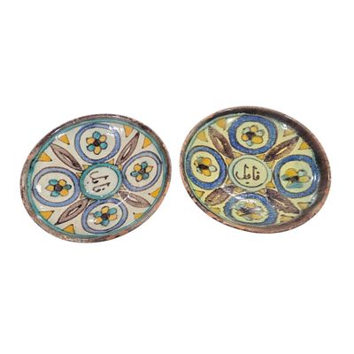 paire de bols en céramique ornés de motifs décoratifs sur fond blanc
