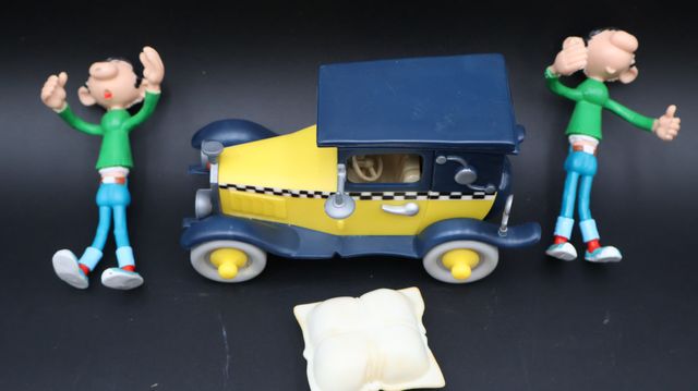 2 figurines Gaston LAGAF et une voiture en plastique by Quick