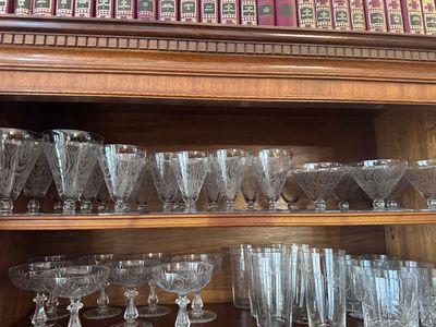 de nombreux verres sur l'étagère dans la pièce