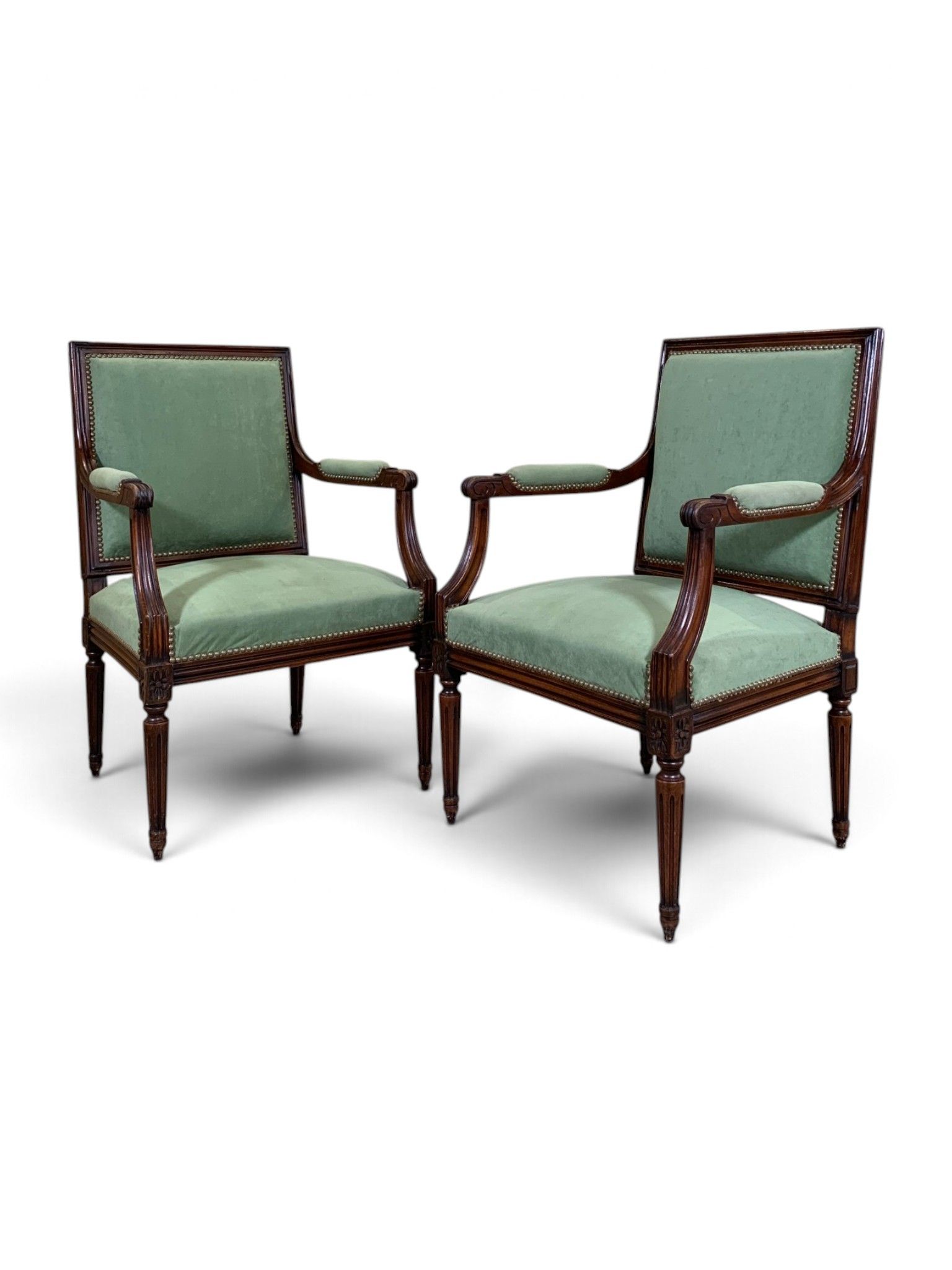 Paire de fauteuils à la reine en bois naturel, les pieds fus…