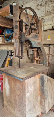 une machine placée au milieu d'une pièce