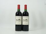 deux bouteilles de vin rouge posées l'une à côté de l'autre sur une table