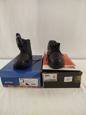 deux paires de chaussures noires posées sur des cartons, sur une surface blanche