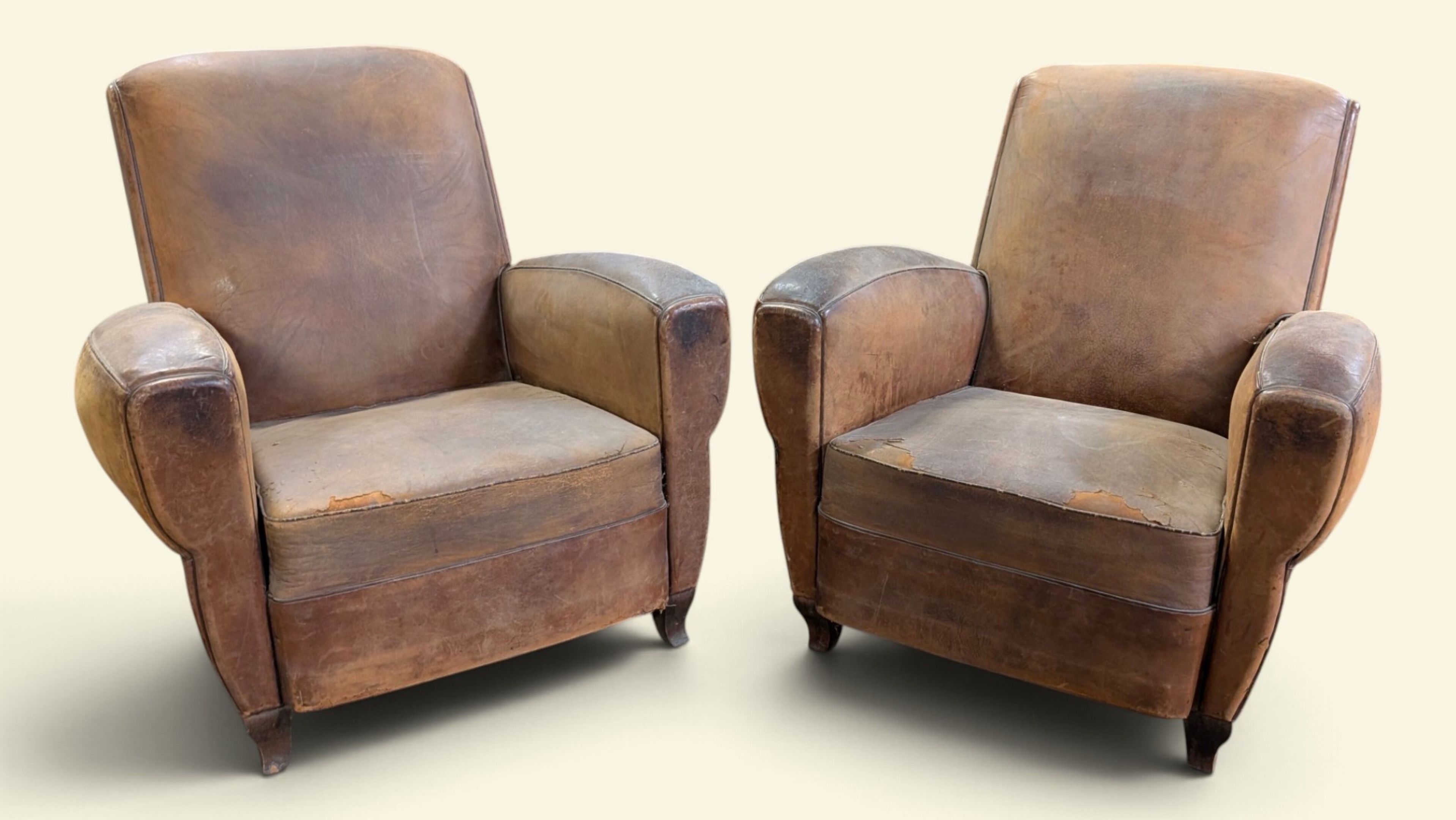 Paire de fauteuils Club en cuir couleur caramel ou havane.