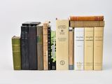 plusieurs livres sont empilés sur une surface blanche