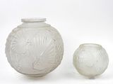 deux vases posés l'un à côté de l'autre sur une surface blanche