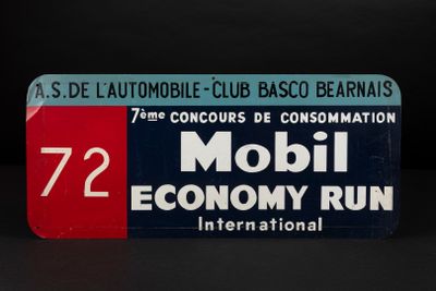 un panneau sur lequel on peut lire « Mobi Economy : foncez ! »