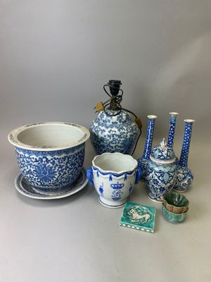 de nombreux vases et bols bleus et blancs sur la table