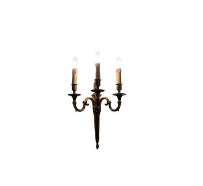 Suite de 4 appliques à trois bras de lumière, de style Louis…