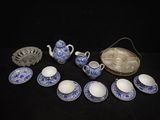 de nombreux objets en porcelaine bleue et blanche posés sur une table noire