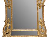 une image d'un miroir avec un cadre doré sur un fond blanc