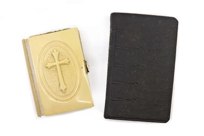 deux livres avec une croix sur la couverture et un livre noir avec une croix dorée au dos