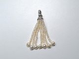 une photo d'un collier blanc orné de perles