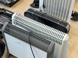 un ordinateur portable posé sur une table à côté d'un radiateur