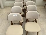 beaucoup de chaises alignées en rang
