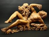 une image représentant une statue d'un homme et d'une femme allongés sur un rocher