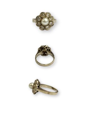 trois bagues et une bague ornée de perles sur fond blanc
