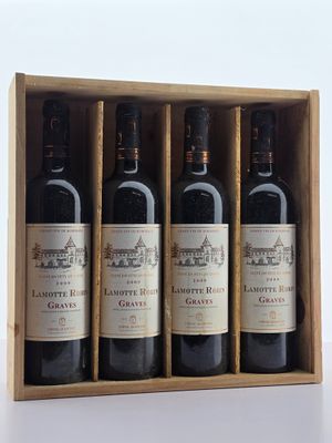 trois bouteilles de vin dans un coffret en bois sur une surface blanche