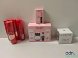 Produits de soin pour la peau Lancôme posés sur une table
