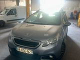 une voiture garée dans un garage
