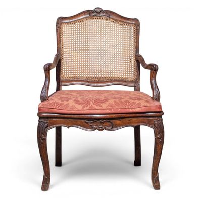 TRAVAIL DU XVIIIE Fauteuil à la reine en bois sculpté à moti…