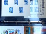 un classeur noir orné d'images, posé sur une table