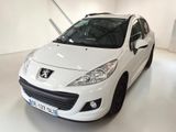 La petite voiture blanche est garée dans la pièce blanche.