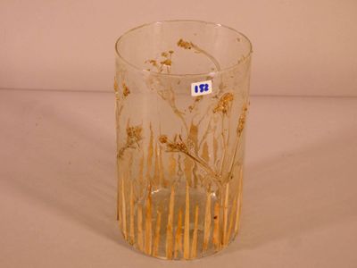 un vase en verre contenant quelques fleurs, posé sur une table