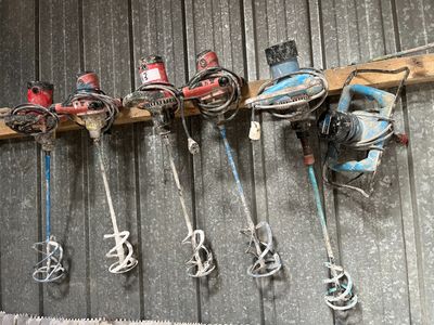 beaucoup d'outils accrochés au mur du garage