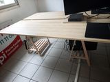 un bureau sur lequel sont posés un ordinateur portable et un écran