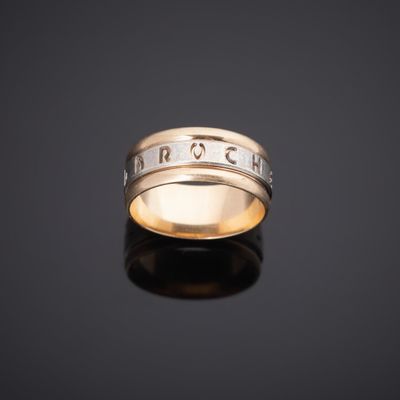 un gros plan d'une bague en or ornée de chiffres romains