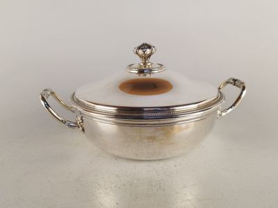 une cocotte ancienne en métal argenté, avec couvercle et poignées